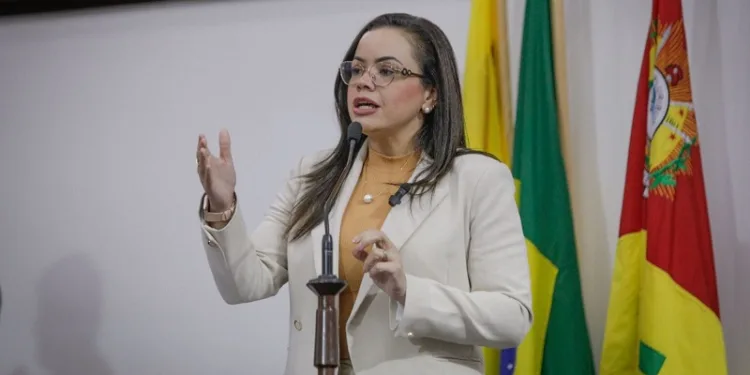 “Não tem valentia suficiente”, diz deputada após presidente do Iapen não comparecer à Aleac