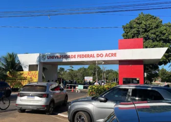 Após recusar proposta do governo, professores, técnicos e estudantes realizam ato em frente a Ufac