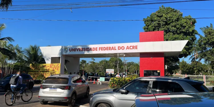Após recusar proposta do governo, professores, técnicos e estudantes realizam ato em frente a Ufac