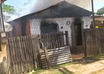 Família perde todos os bens após ter residência tomada por incêndio, em Rio Branco