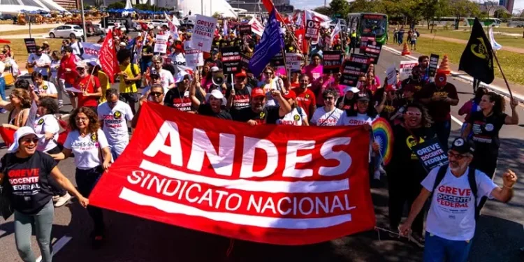 Educação federal em luta: é preciso superar a lulolatria