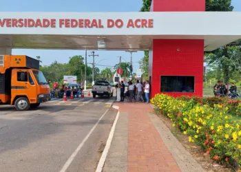 Técnicos e professores realizam ato pelo Dia Nacional de Luta pela Educação Federal na Ufac