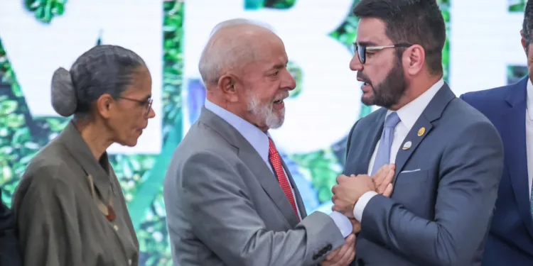 Acre assina pacto com governo federal para preservação da Amazônia