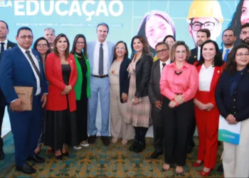 Reitora da Ufac participa de reunião com Lula e oficializa campus Fronteira em Brasiléia