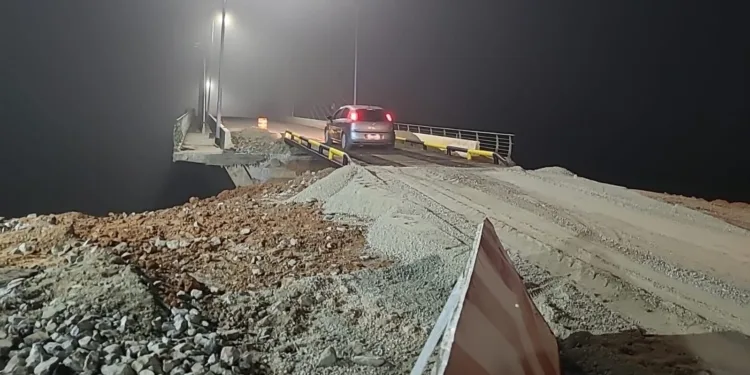 Retirada de laje na ponte sobre Rio Tarauacá é concluída e trânsito é liberado