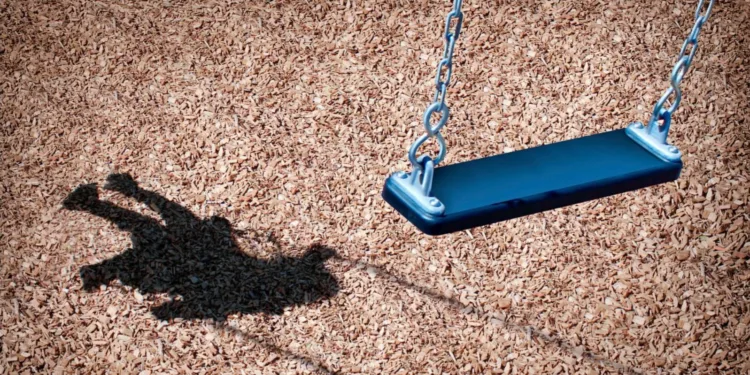 Casal em posse de três crianças é encaminhado à delegacia sob suspeita de tráfico infantil no AC