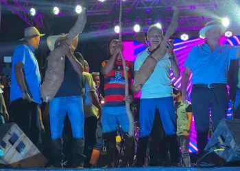 “Investir na casa de farinha”, diz ganhador da maior macaxeira sobre o prêmio de R$ 5 mil