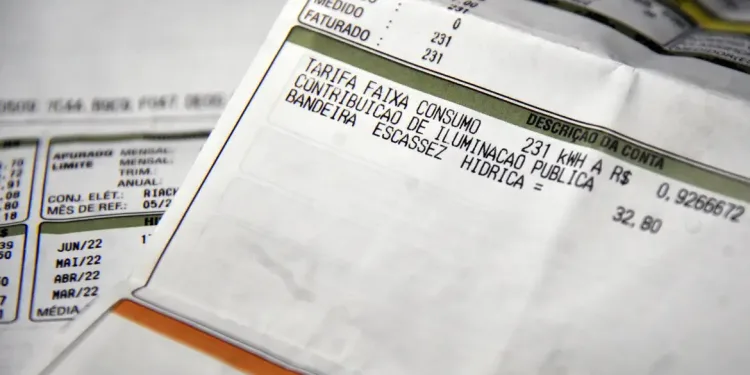 Conta de energia elétrica fica mais cara a partir desta terça-feira em todo Brasil