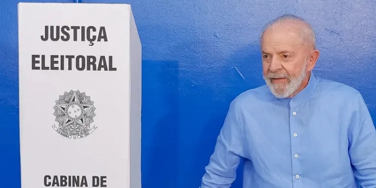 Lula vota em São Bernardo e diz que é hora de “corrigir erros”
