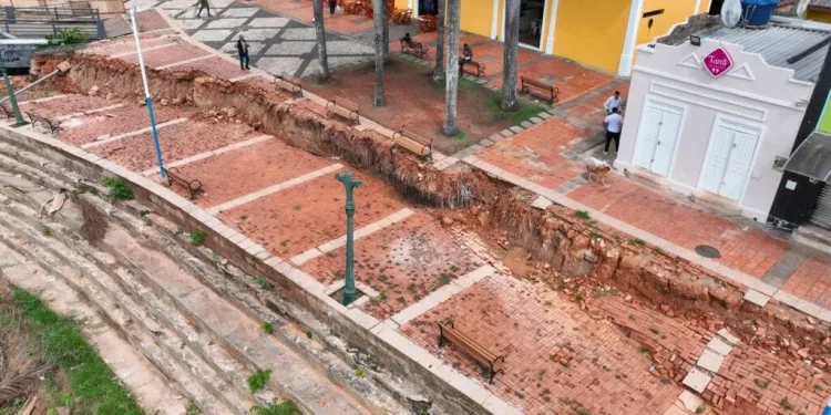 Passarela Joaquim Macedo e calçadão do Novo Mercado Velho passam por interdição em área de risco