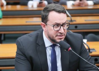 Projeto de lei torna crime manter animais presos permanentemente em correntes