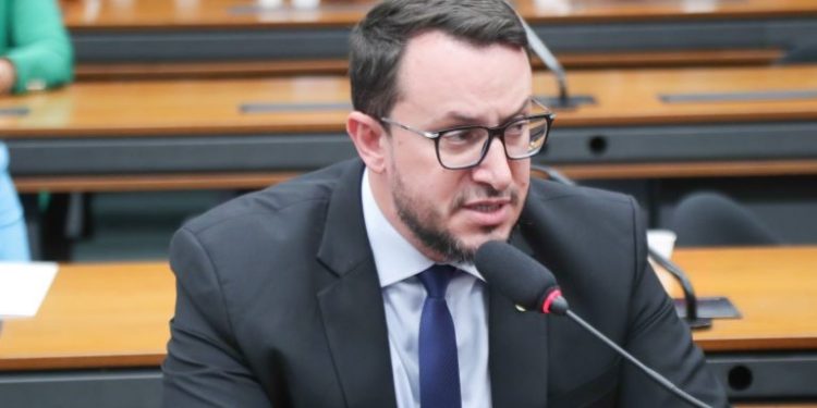 Projeto de lei torna crime manter animais presos permanentemente em correntes