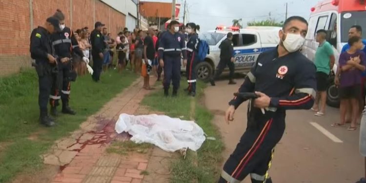 Homem mata ex-esposa na presença da filha e foge com criança em Rio Branco