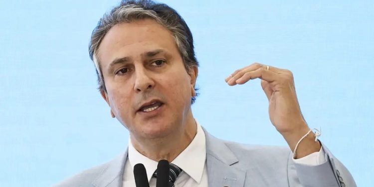 Ministro diz que Pé-de-Meia impulsionou as inscrições no Enem