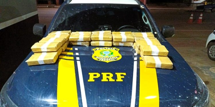 Homem desobedece ordem policial, bate em poste e abandona carro com 37 kg de skunk no interior do AC