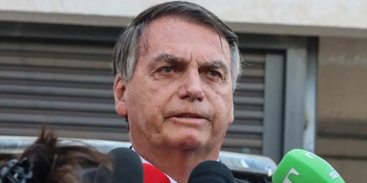 Indiciado, Bolsonaro diz que Moraes “faz tudo o que não diz a lei”