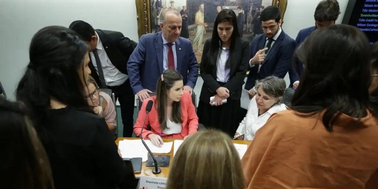 CCJ: PEC que proíbe aborto legal pode ser votada nesta terça na Câmara