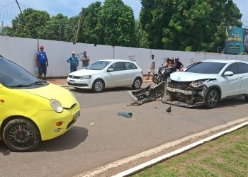 Colisão frontal na Avenida Ceará deixa uma das vítimas presa às ferragens de veículo em Rio Branco