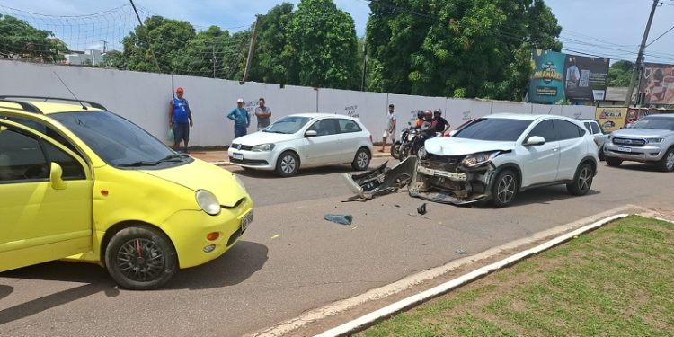 Colisão frontal na Avenida Ceará deixa uma das vítimas presa às ferragens de veículo em Rio Branco