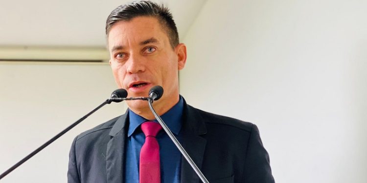 Presidente da Câmara de Rio Branco Raimundo Neném capota carro na AC-40; ocupantes do veículo estão fora de perigo