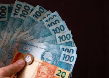 Salário mínimo pode chegar a R$ 1.524 em 2025, maior que o previsto, após alta da inflação