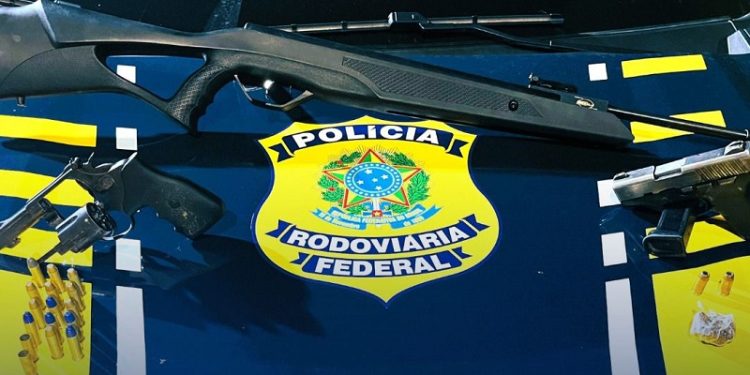 Em Rio Branco, PRF apreende armas e munições durante fiscalização de trânsito na BR-364