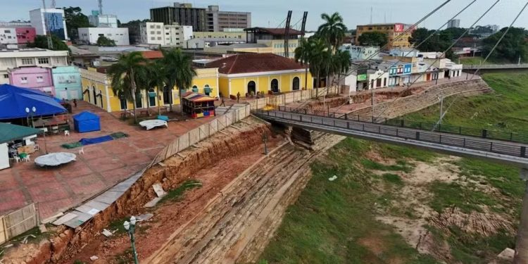 Governo pede que população evite passagem pela região de desmoronamento da Passarela Joaquim Macedo