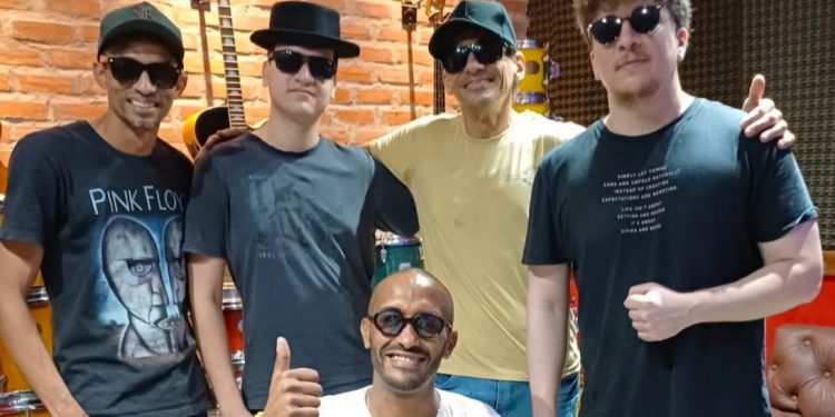 Banda Gaia volta à cena em clima de nostalgia e repertório afro-latino