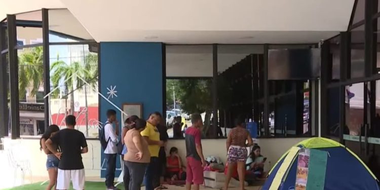 Famílias retiradas de ocupação acampam na Aleac em busca de apoio