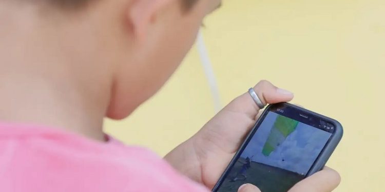 Senado aprova projeto para restringir uso de celular em escolas