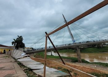 Erosão no calçadão afasta clientes e prejudica comerciantes do Mercado Velho