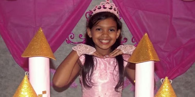 Família de Maria Cauane pede por justiça; julgamento de PMs acusados acontece após seis anos