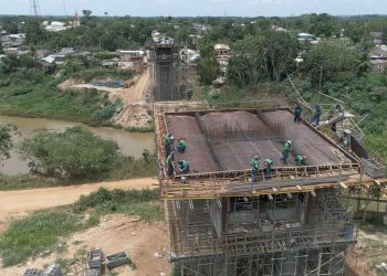 Caminhões com peso superior a 20 toneladas são proibidos na travessia de balsa em Xapuri