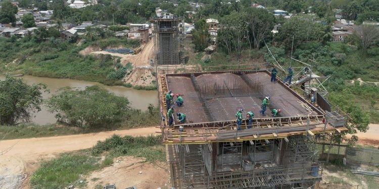 Caminhões com peso superior a 20 toneladas são proibidos na travessia de balsa em Xapuri