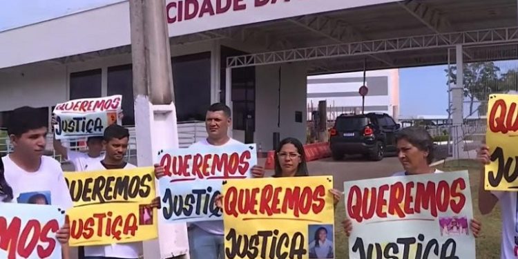 Protesto de família marca início de julgamento dos acusados pela morte de Maria Cauane em Rio Branco