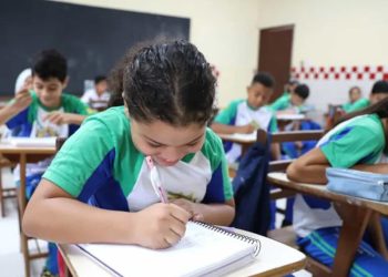 Governo institui programa Alfabetiza Acre para fortalecer alfabetização nas redes públicas de ensino