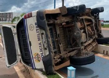Viatura da Polícia Militar tomba na Via Chico Mendes após tentar fazer curva em Rio Branco