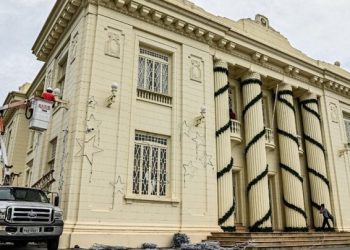 Iluminação natalina na praça do Palácio Rio Branco passa por fase final para inauguração neste domingo