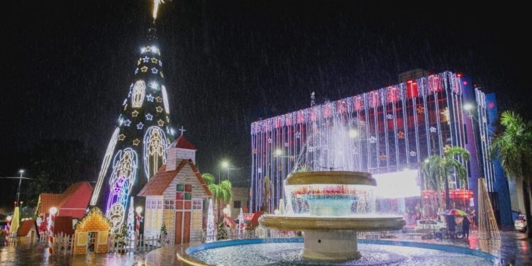 Curto-circuito causa incêndio em árvore de Natal em frente ao Palácio Rio Branco