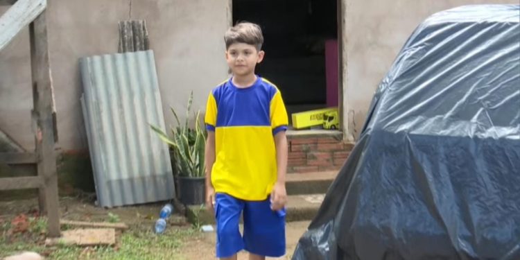 Sonho realizado: garoto do bairro Montanhês recebe uniforme dos correios de Natal