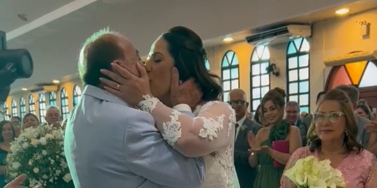 Com beijo, Bocalom e Kellen celebram união em casamento com cerca de 400 pessoas