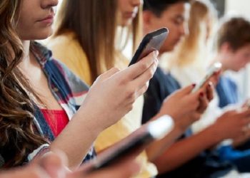 “Celular precisa ser presente, mas não o centro”, afirma secretario sobre aprovação de projeto de lei