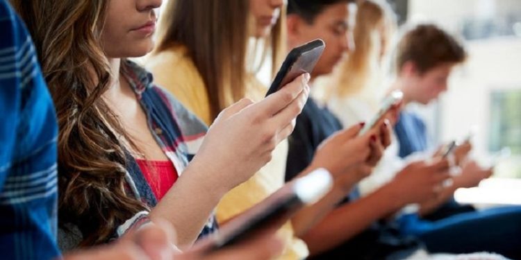 “Celular precisa ser presente, mas não o centro”, afirma secretario sobre aprovação de projeto de lei