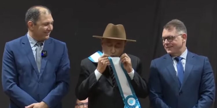 Prefeito e vereadores eleitos de Rio Branco são oficialmente empossados