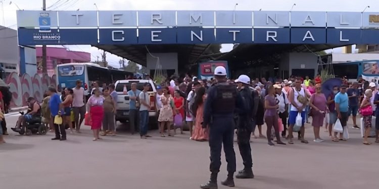 Paralisação do transporte coletivo nesta segunda gera caos no Terminal Urbano de Rio Branco