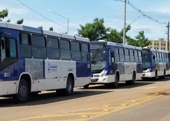 Motoristas de ônibus da empresa Ricco esperam pagamentos de salários ainda hoje