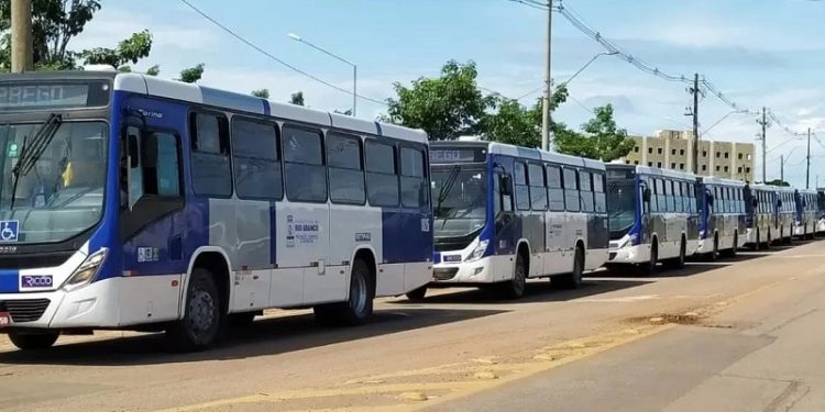Motoristas de ônibus da empresa Ricco esperam pagamentos de salários ainda hoje