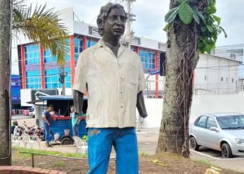 Ações de restauração são mobilizadas após vandalismo contra estátua de Chico Mendes em Rio Branco