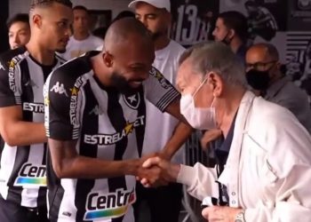 Velório de Léo Batista será na sede do Botafogo, em General Severiano