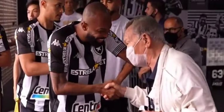 Velório de Léo Batista será na sede do Botafogo, em General Severiano